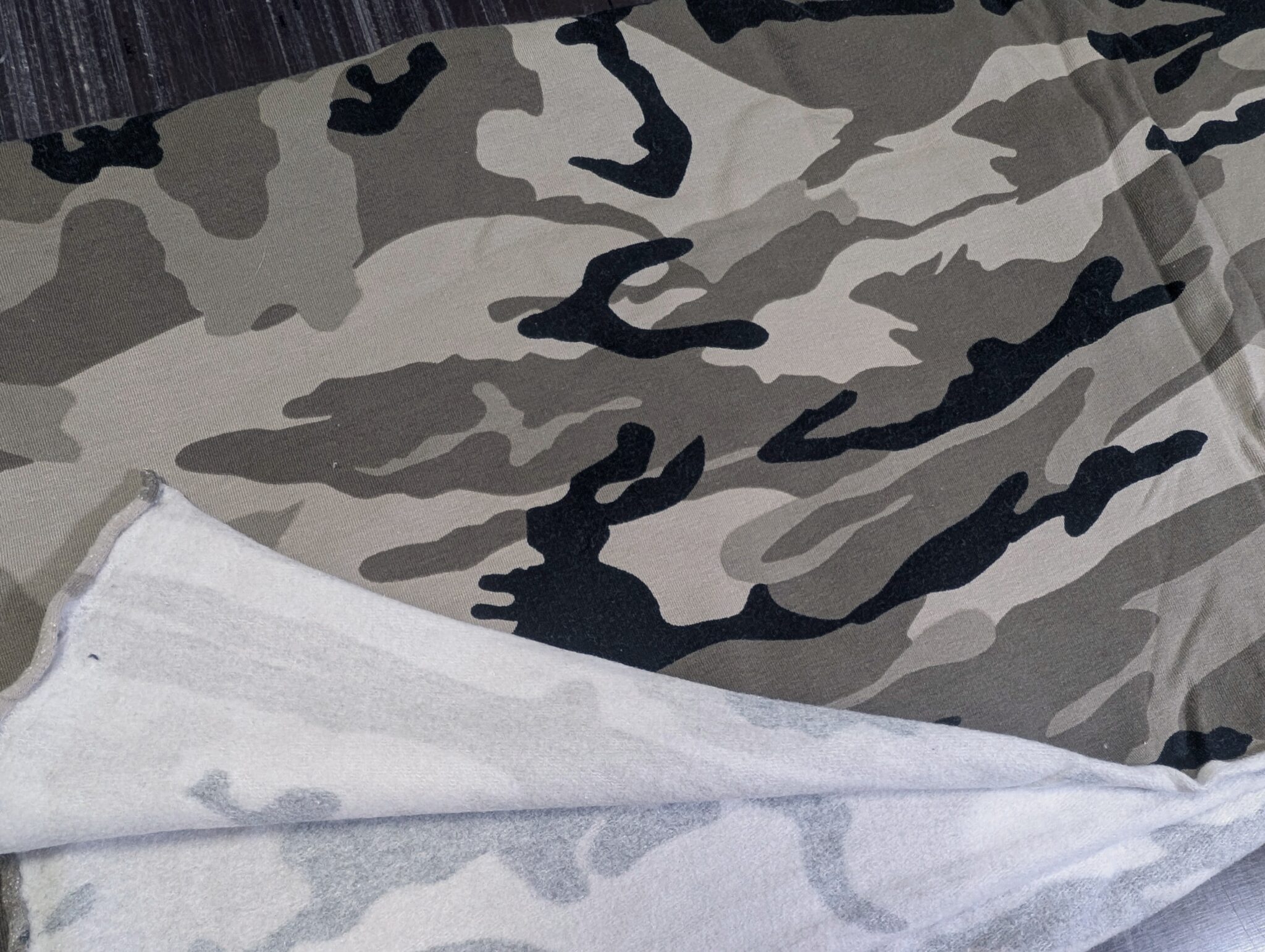 Roheline armeemustriline dressikangas kergelt uhutud