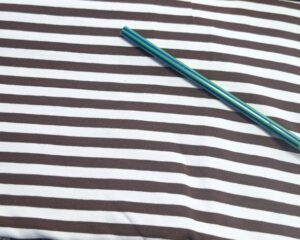 Tumepruun/valge sissekootud triip 0,7cm/triip 0,98m tükk