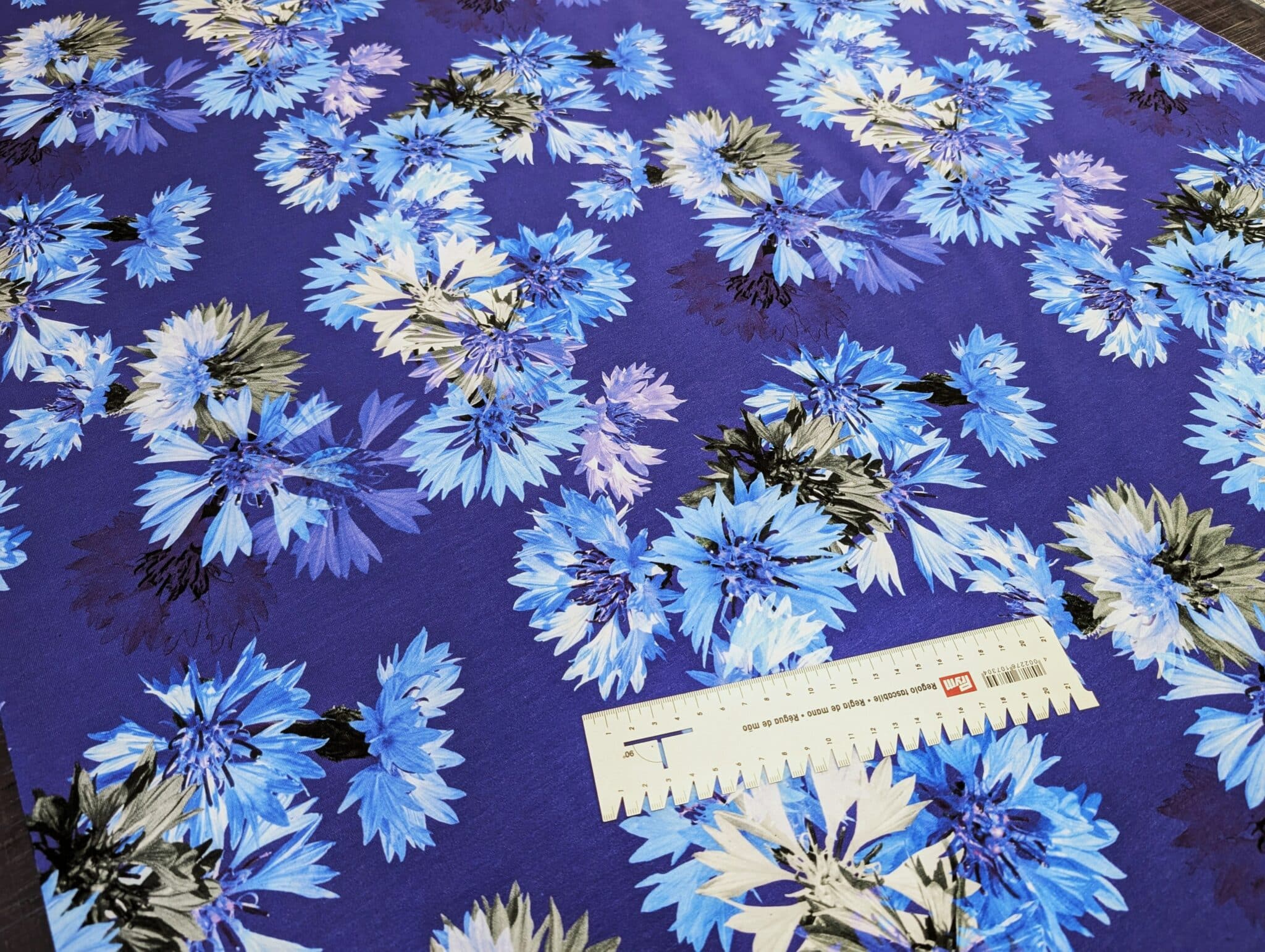 Puuvillatrikotaaž suured rukkililled sinisel