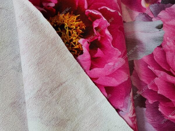 Dressikangas suured roosad pojengiõied lillal
