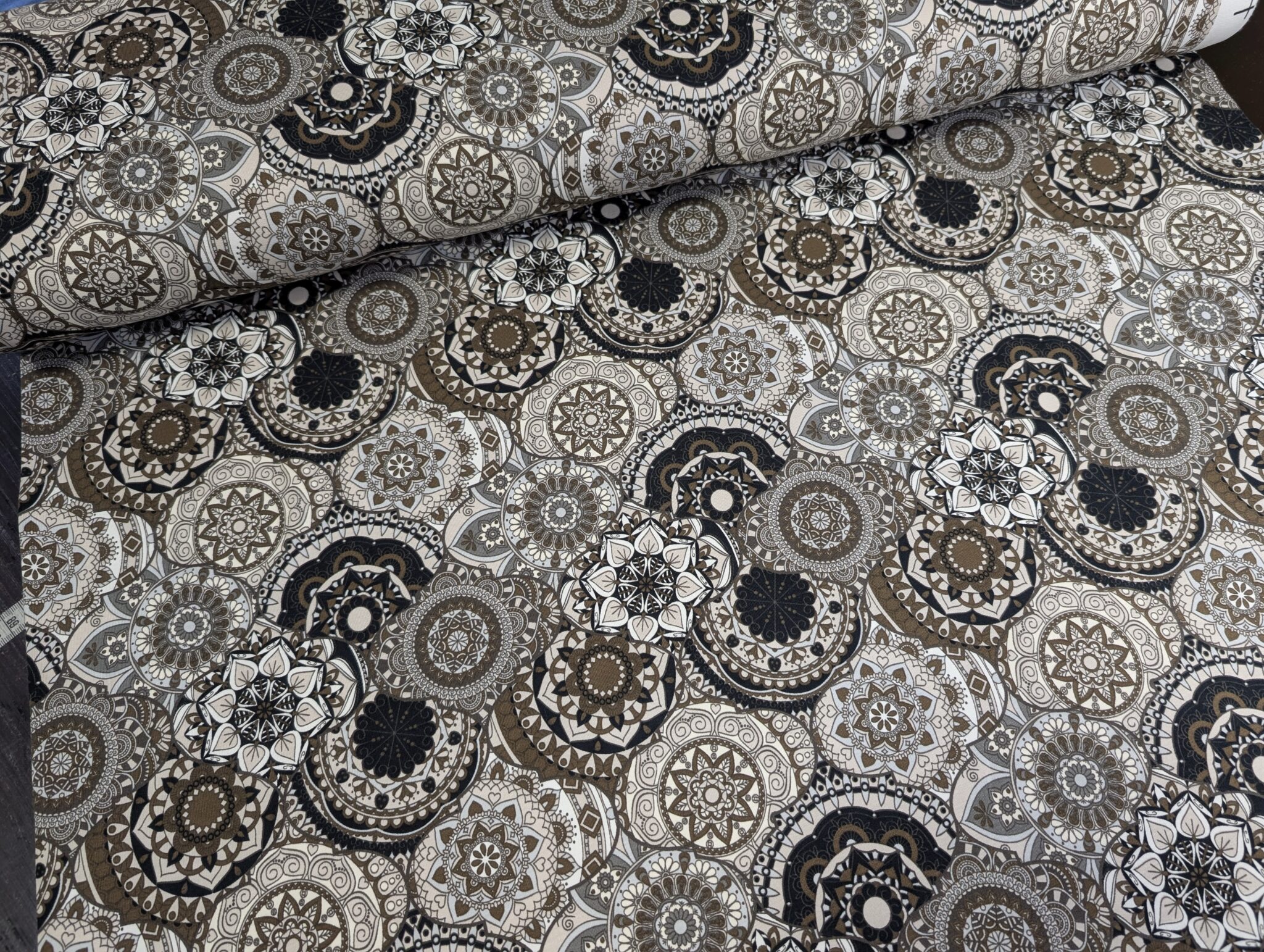 Kergelt seest uhutud dressikangas pruun mandala /French Terry